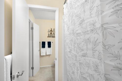ルイドソにあるNorth Street Escapeのバスルーム(シャワーカーテン、葉付)