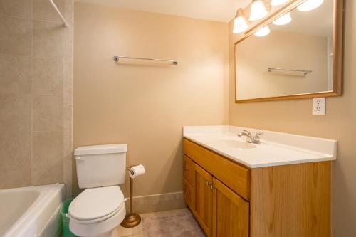 ein Badezimmer mit Waschbecken, Toilette und Spiegel in der Unterkunft Mariners court 204 in Rehoboth Beach