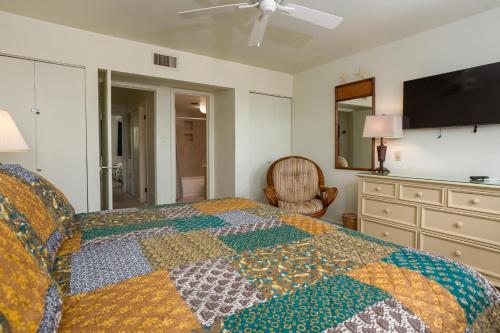 ein Schlafzimmer mit einem Bett mit einer Steppdecke darauf in der Unterkunft Mariners court 204 in Rehoboth Beach
