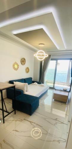 un soggiorno con un divano blu e un tavolo di Candi Luxury Suites a Néos Marmarás