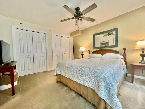 ein Schlafzimmer mit Bett und Deckenventilator in der Unterkunft Delano 3i in Rehoboth Beach