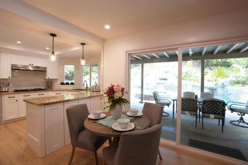 Dapur atau dapur kecil di Coming Mid-April 2023! Beautifully upgraded two-story home with backyard oasis