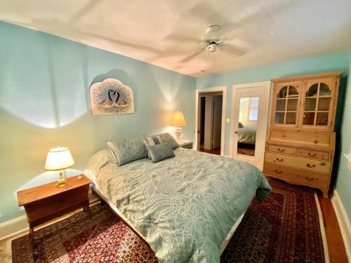 een slaapkamer met een bed, een ladekast en een spiegel bij Norfolk street 123 in Rehoboth Beach