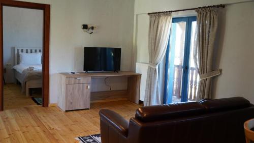 Una televisión o centro de entretenimiento en Hotel Kazak Club