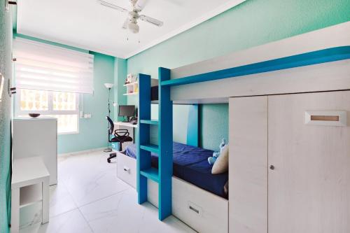 Apartamento 2 dormitorios garaje y piscina junto al mar
