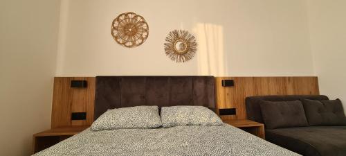 une chambre avec un lit et un canapé dans l'établissement NA FALI Pokoje i Apartamenty, à Wicie