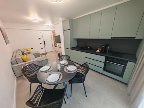 Η κουζίνα ή μικρή κουζίνα στο Yaya apartments pool and spa by Alezzi Odyssey