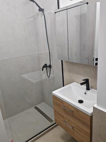 Ένα μπάνιο στο Yaya apartments pool and spa by Alezzi Odyssey