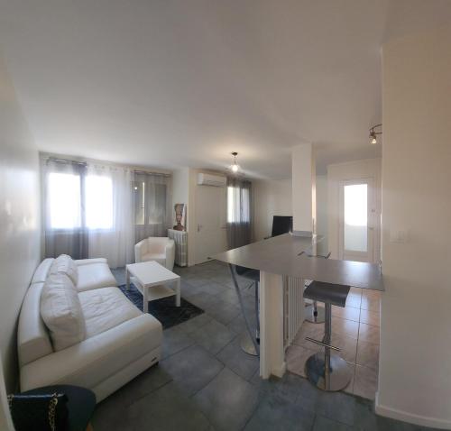 2 steps from Avignon train station