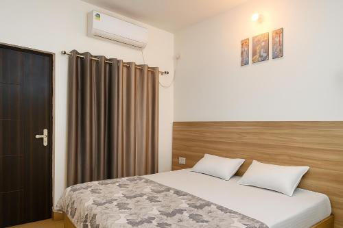 ブリンダーバンにあるPeaceful Apartmentのベッドと窓のある寝室