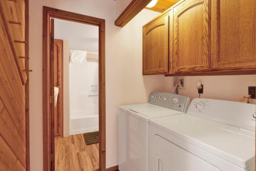 una lavatrice e asciugatrice in una cucina con specchio di Alpine adventure #2166 a Big Bear Lake