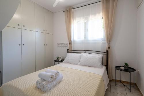 a bedroom with a bed with two towels on it at Casa del mare in Avia