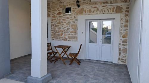 une chambre avec une porte, une table et des chaises dans l'établissement Heritage Studios Sukosan Center, à Sukošan