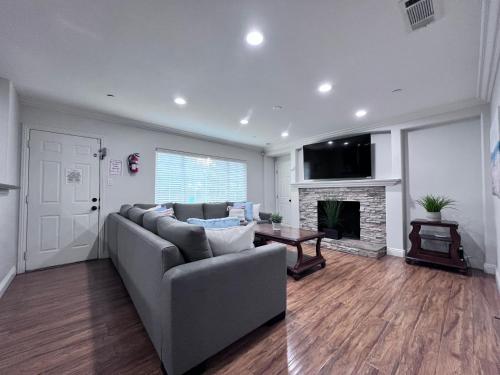 Fotografie z fotogalerie ubytování Lovely Anaheim Pool Home 1 Mile to Disney v destinaci Anaheim