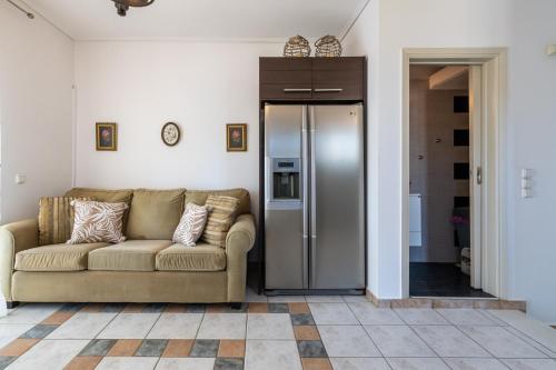 a living room with a couch and a refrigerator at Casa del mare in Avia