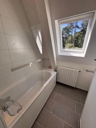 Koupelna v ubytování Superbe Maison Mesquer 200 mètres plage 11 pers