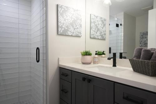 Gambar di galeri bagi Coming Mid-April 2023! Beautifully upgraded two-story home with backyard oasis di Placentia