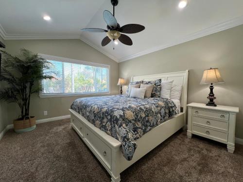 Katil atau katil-katil dalam bilik di Awesome 4 Bedroom, 3 1/2 Bath Home 1/2 Mile Walk To Disney
