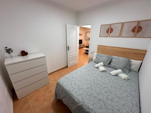 a bedroom with a bed with two towels on it at Sardina Serena in Gáldar