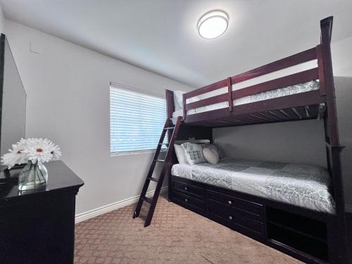 Fotografie z fotogalerie ubytování Lovely Anaheim Pool Home 1 Mile to Disney v destinaci Anaheim