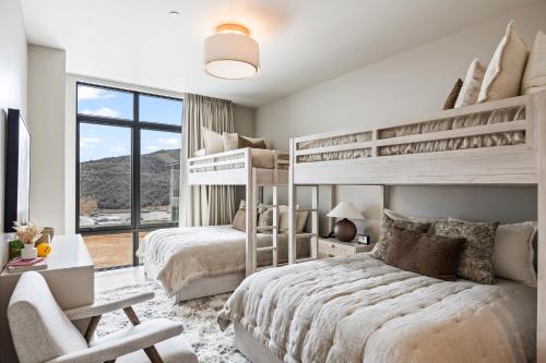 Postel nebo postele na pokoji v ubytování Stunning 3BR in New Deer Valley East Village Ski, Dine, and Relax! Sleeps 8, Modern Amenities