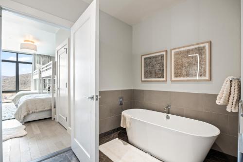 Koupelna v ubytování Stunning 3BR in New Deer Valley East Village Ski, Dine, and Relax! Sleeps 8, Modern Amenities