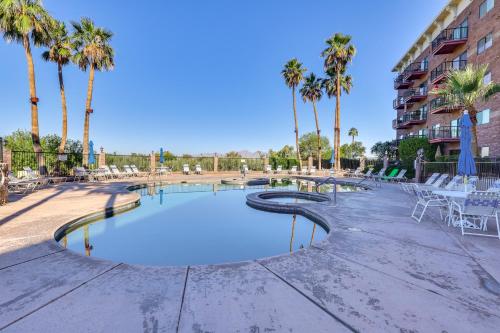 Bazén v ubytování London Bridge Views Havasu Condo on Golf Course nebo v jeho okolí