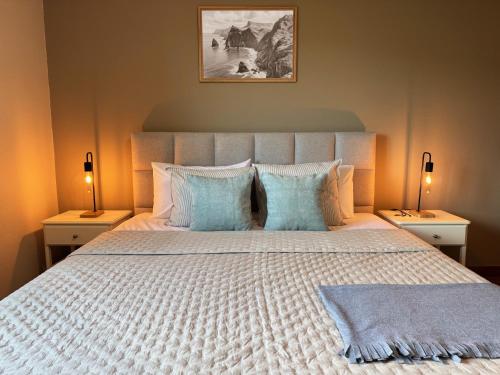 Postel nebo postele na pokoji v ubytování 10 min to Calheta Beach - Apartamento Da Natureza - KING Size Bed - LARGE Terrace