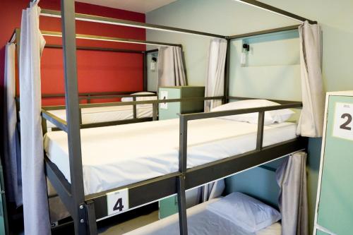 Postel nebo postele na pokoji v ubytování Local Hostel Belém