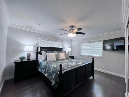 a bedroom with a bed and a ceiling fan at Fabulous 6 bedroom (3 master suites), 4 bath pool w/Jacuzzi home in Orange