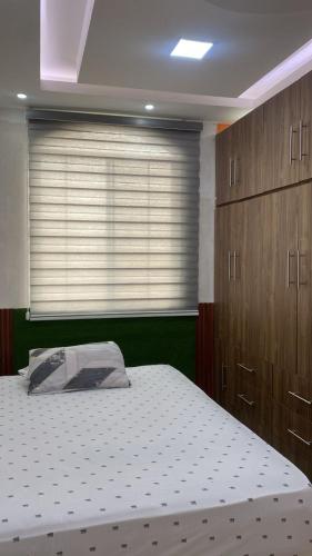 マチャラにあるsuite parkの大きなベッドと窓のある寝室