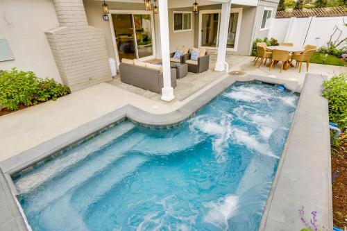 Bazén v ubytování Gorgeous Upgraded 5 Bedroom & 4 Bath Home with Jacuzzi nebo v jeho okolí