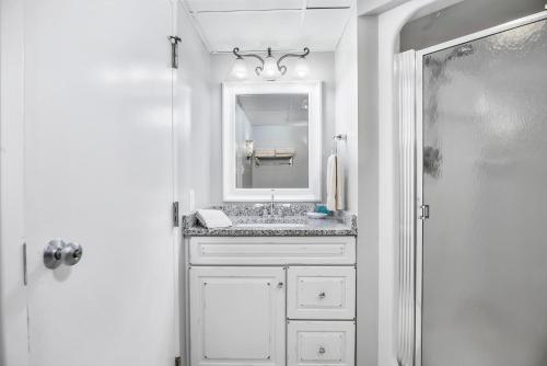 un baño con lavabo y espejo en Second Floor Master Suite Bay View, en North East