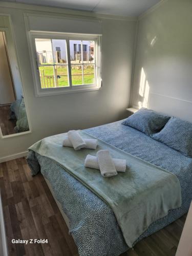 a bedroom with a bed with two towels on it at Casa vieira in Bico