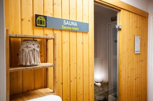 a sign that says sumka service room in a room at Pacoche Murcia in Murcia