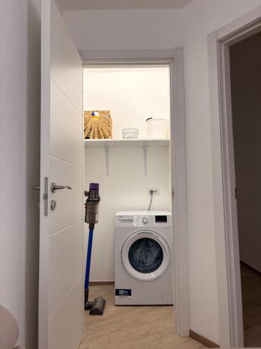 eine Waschküche mit Waschmaschine und Unterlegscheibe in der Unterkunft Sara Home Flo in Florenz