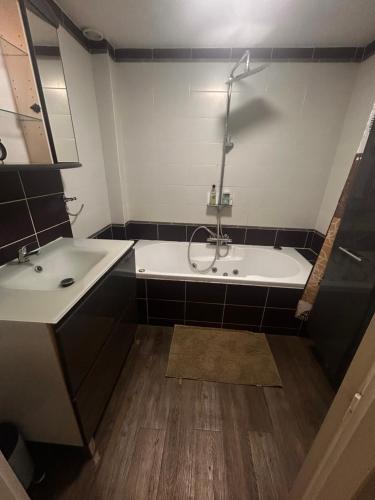 une salle de bain avec deux lavabos et une baignoire dans l'établissement Maison calmer & confort, au Mans