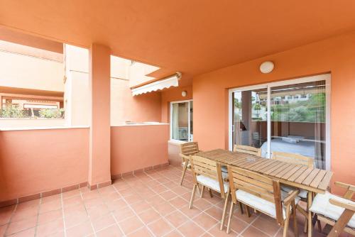 Stylish 2-Bed Apartment with Large Terrace & Pool