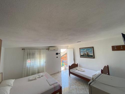 Postel nebo postele na pokoji v ubytování Llambro Rooms