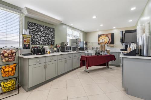 een grote keuken met een tafel in het midden bij Best Western Plus LA Mid-Town Hotel in Los Angeles