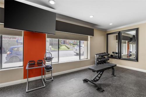 a room with a hair salon with a mirror at Best Western Plus LA Mid-Town Hotel in Los Angeles