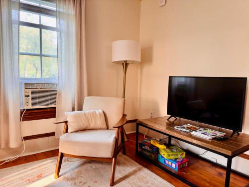 Μια τηλεόραση ή/και κέντρο ψυχαγωγίας στο Cozy 1BD in Historic Shelburne