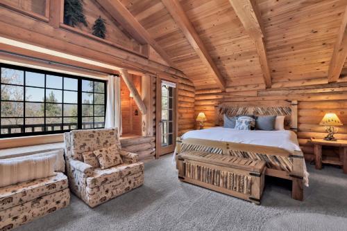een slaapkamer in een blokhut met een bed en een stoel bij Woodland log #1887 in Big Bear Lake