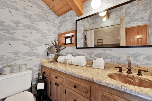 een badkamer met een wastafel en een spiegel bij Woodland log #1887 in Big Bear Lake