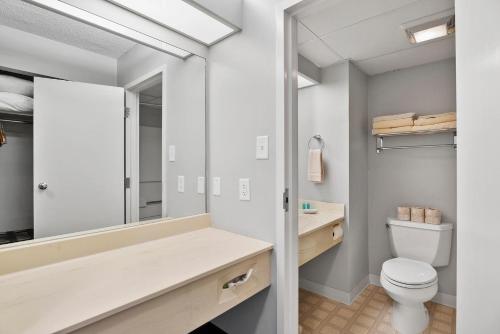 Ένα μπάνιο στο Second Floor East Standard Suite