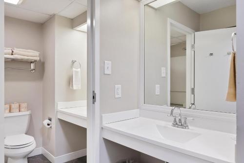 Un baño blanco con lavabo e inodoro. en First Floor Standard Suite, en North East
