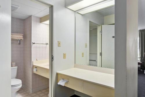 Un baño con lavabo, inodoro y espejo. en Second Floor East Standard Deluxe, en North East