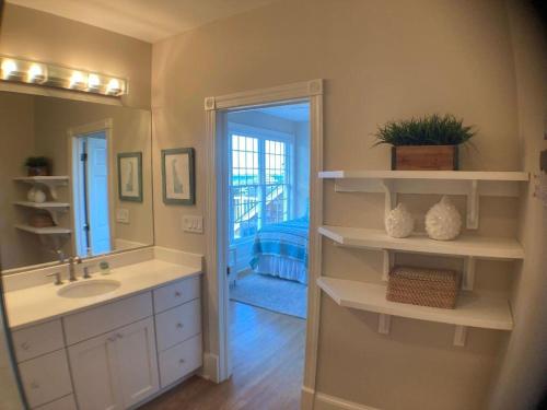 un baño con lavabo y espejo en Hall avenue 33, en Rehoboth Beach