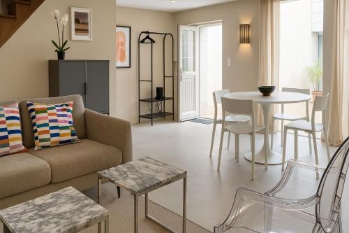 un salon avec un canapé et une table dans l'établissement La Maison sur Cour 