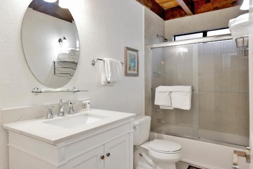 un bagno con lavandino, WC e specchio di The Cozy Cottage#2384 a Big Bear Lake